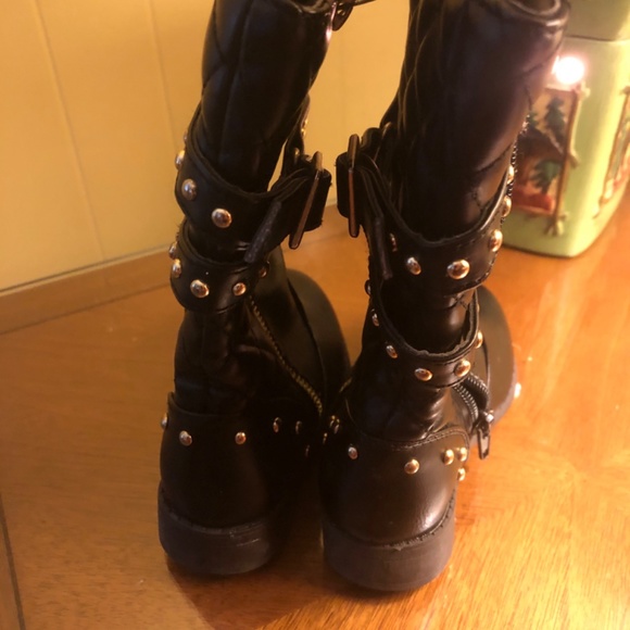 Adorable Little Girl’s Boots - Picture 2 of 4